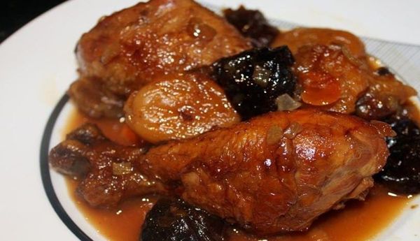 Курица тушенная с черносливом, популярные вторые блюда