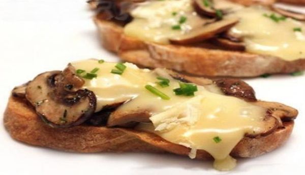 Бутерброд с шампиньонами и сыром, вкусные закуски.