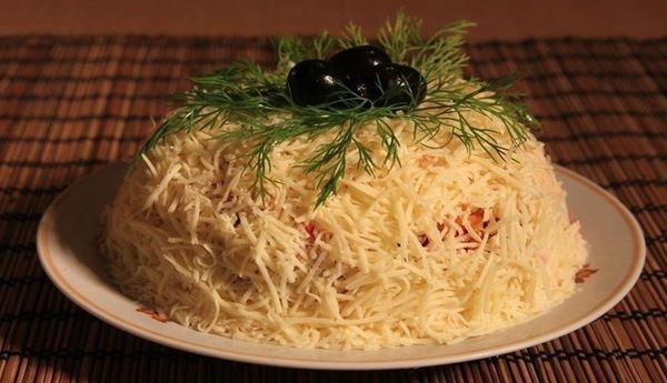 Салат «Сырная горка» с палочками крабовыми, вкусные рецепты